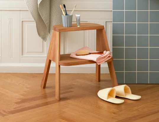 The Butler stool ladder from Hay in the ambience view: The stool can be used as a classic shelf for towels, toothbrush cups and other bathroom utensils.
