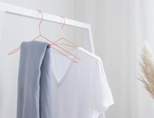 Copper coat hanger from the Collection in combination with the white Loop coat rack by Hay. At home or in the store, the combination of white and copper looks particularly elegant.