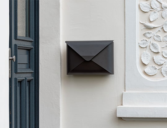 The letterbox briefwunder by Dwenger in the ambience view: The unique letterbox in envelope form becomes an absolute eye-catcher on every house facade.