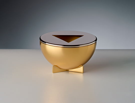 The Bauhaus ashtray MB24 by Tecnolumen in the ambience view: The ashtray made of brass looks particularly noble compared to ordinary ashtrays.