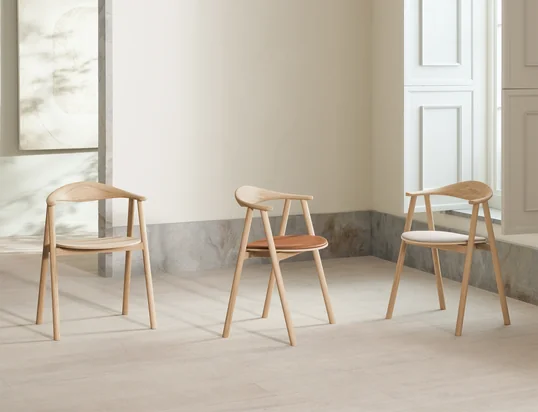 The Swing armchair impresses with its light and Scandinavian-inspired look, and the curved backrest ensures outstanding seating comfort.