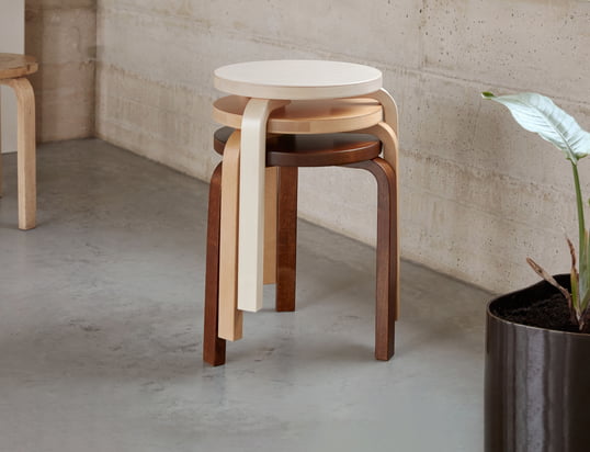 The stool 60 by Artek in the ambience view: The three-legged stool can be stacked and placed anywhere in the room thanks to its simple exterior.