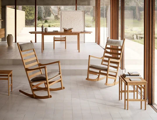 The Eames Plastic Armchair RAR by Vitra in the ambience view: The Plastic Armchair with the organically shaped seat shell combines cosiness with good style.