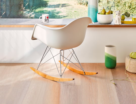 The Eames Plastic Armchair RAR by Vitra in the ambience view: The Plastic Armchair with the organically shaped seat shell combines cosiness with good style.