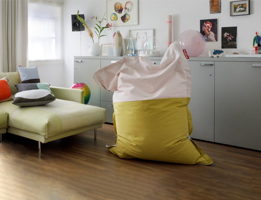 The beanbag Original Slim Pop of Colour by Fatboy in the ambience view: The beanbag inspires with its diverse and perfectly combinable colour variations.