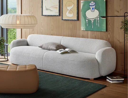 The Mags soft sofa by Hay in the ambience view: The high-quality leather sofa in cognac can be perfectly combined with beige cushions and a grey carpet.