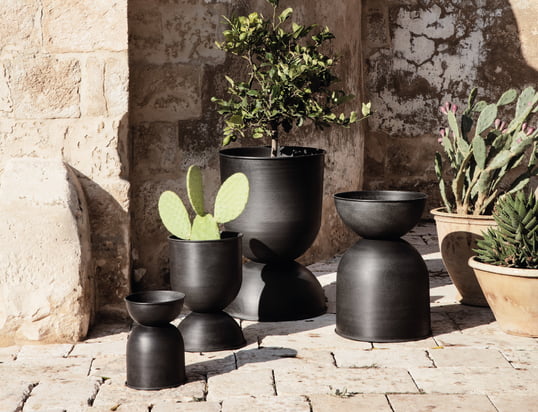 Find a large selection of outdoor planters in our Connox online store.