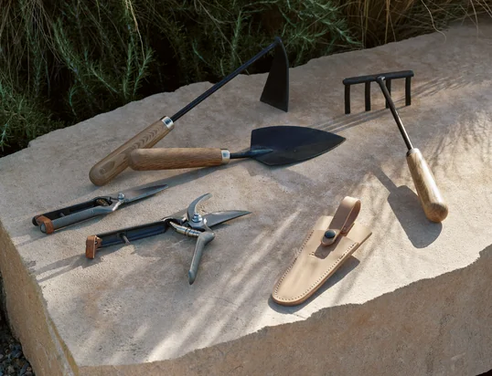 Find a variety of garden tools in our Connox online shop.