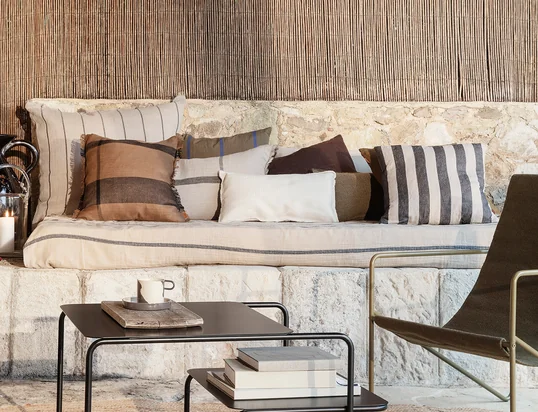 Whether on the sofa, armchair or bed - decorative cushions bring a lot of coziness into our four walls. However, we don't just want to be cozy and comfortable indoors, but also outdoors. Fortunately, many design brands offer a versatile selection of outdoor cushions that are weatherproof and decorative, inviting you to linger comfortably in the garden or on the balcony.