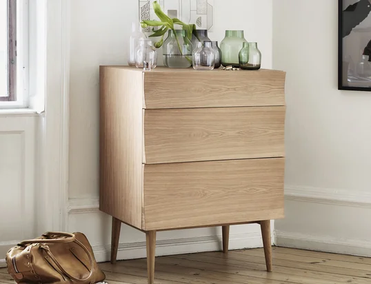 A classic wooden designer dresser – Reflect by Muuto – can be easily combined with modern materials and colours. However, it also looks gorgeous in an environment with soft colours.