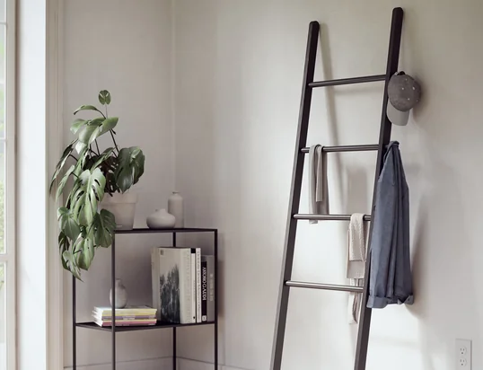 The Leana storage ladder from Umbra is an asset to any room. In the entrance area, the ladder can serve as a coat rack. Jackets, scarves and hats can be stored decoratively.