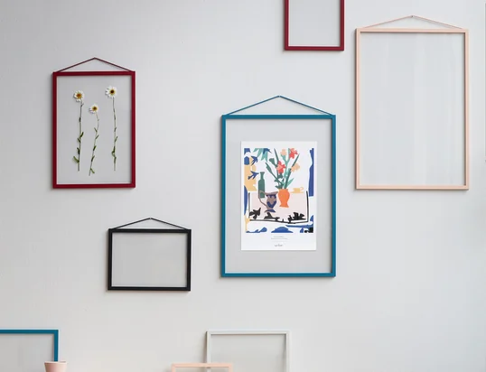 The Frame picture frames from Moebe do not have a classic back panel, which makes the overall appearance light and airy and decoratively transparent.