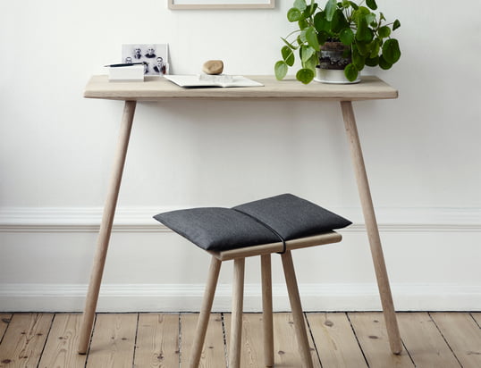 Shoes, jackets, hats, bags - many things need to be stored in it without making the entrance area look crowded. The remedy is consoles and wardrobes with functional design.