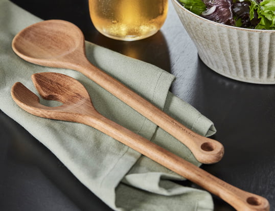 The Alfredo salad servers were designed by Alfredo Häberli as part of the Alfredo collection for Georg Jensen. It consists of oak and the ends are covered with elegant stainless steel plates.