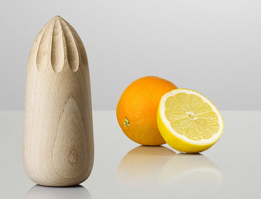 The Turn Around squeezer by Muuto is perfect for juicing citrus fruits. The KiBiSi design team shows that wood is also wonderfully suitable as a material for juicers.