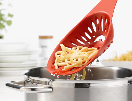 Mirko strainer spoon from the German manufacturer Koziol is adapted to the needs of professional cooking equipment. He cleverly combines ladle and colander.