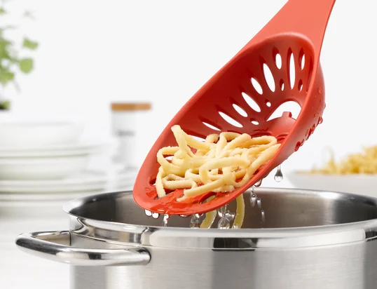 Mirko strainer spoon from the German manufacturer Koziol is adapted to the needs of professional cooking equipment. He cleverly combines ladle and colander.