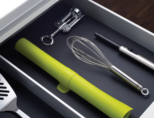 The roll-up baking mat by Joseph Joseph is the ideal companion for rolling a dough, for example. The mat can be rolled up and secured with the integrated safety strap.