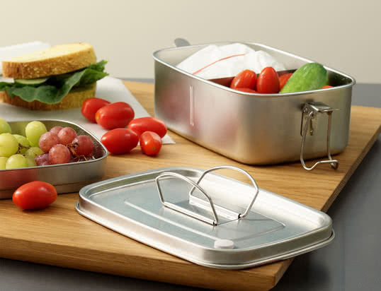 The Buddy lunch box from Rig-Tig by Stelton is a practical and environmentally friendly alternative to disposable packaging materials, such as cling film or aluminum foil.