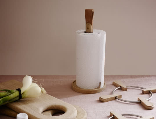 The Soft Board cutting board and the Norr Kitchen roll holder from Skagerak are made of sustainably grown wood and convince as practical kitchen helpers with charm.