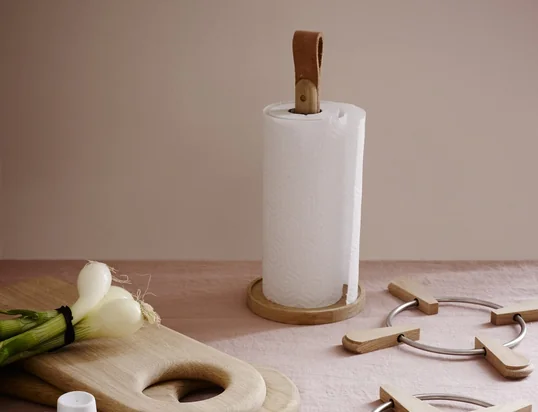 The Soft Board cutting board and the Norr Kitchen roll holder from Skagerak are made of sustainably grown wood and convince as practical kitchen helpers with charm.