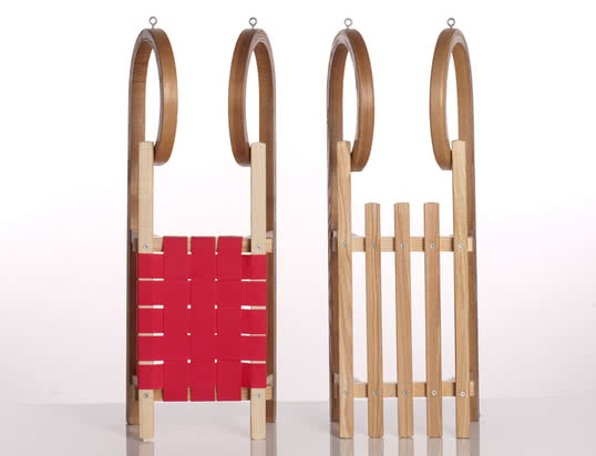 The mini toboggan from Sirch made of steam-bent ash wood has an eye-catching look: horned toboggans have widely curved runners, which children can easily hold on to.