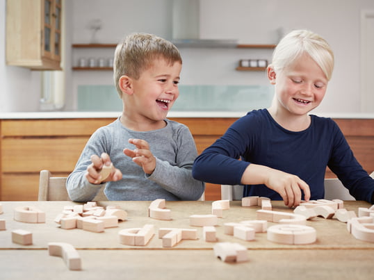 The creative cube system by Cuboro encourages creativity and imagination in children. The ball run is made of beech wood and the pieces can be combined in endless variations for long-term enjoyment.