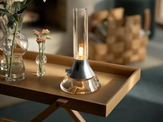 The Design with Light oil lantern by Holmegaard in the ambience view: Whether on the windowsill in the living room or on the balcony, the lantern spreads a pleasant atmosphere everywhere.