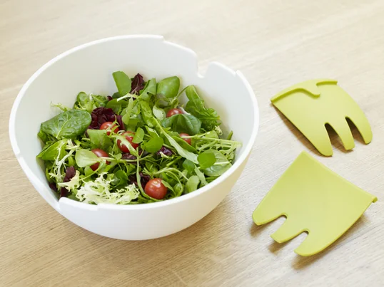 The Hands On salad bowl set by Joseph and Joseph combines design and functionality. Hands On has integrated salad servers in the shape of two outstretched hands.