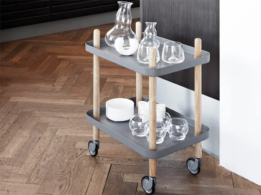 Thanks to its four wheels, the Normann Copenhagen Block side trolley is a mobile side table with a light and airy look. The design comes from Simon Legald.