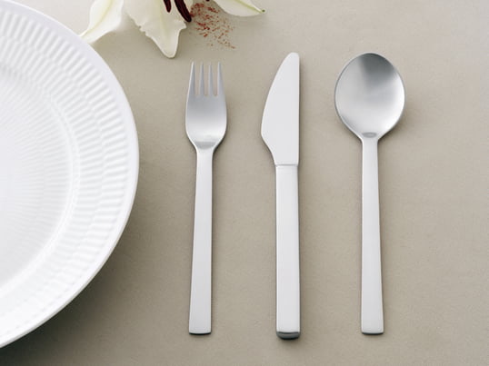 The New York cutlery by Georg Jensen was designed in 1963 for the World's Fair in New York and impresses with its clean lines and rounded shape.
