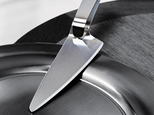 The cake knife/lifter was designed by Erik Magnussen for Stelton so you can cut and serve your cake and pie pieces in one step.