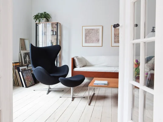 The Egg Chair by Fritz Hansen reminds you of an eggshell due to its curved shape. Arne Jacobsen designed the chair in 1958 for the Royal Hotel in Copenhagen.