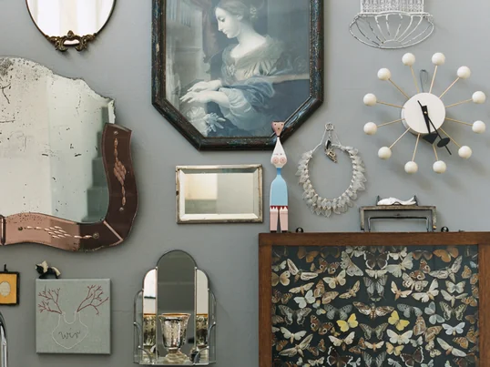 The Vitra Ball Clock by George Nelson has skilfully avoided having a clock face because you pay more attention to the position of the hands when you look at it. The Vitra Wooden Dolls No. 7 were designed by Alexander Girard and snuggle up to the Ball Clock design.