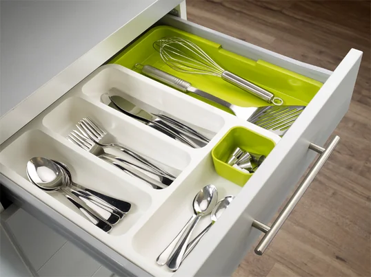 Bring order in cluttered cutlery drawers with the pull-out drawer DrawerStore by the manufacturer Joseph Joseph. It is suitable for widths from 29 to 48cm.