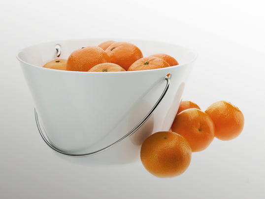 The porcelain bowl by Eva Solo was designed by Claus Jensen and Hendrik Holbæk from Tools Design. With its decorative and practical handle the bowl can be carried around easily. 