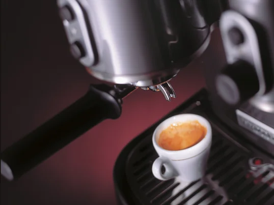 The Artisan espresso machine prepares you in a jiffy a perfect cappuccino or espresso, Italian style. The machine impresses with its distinctive design of KitchenAid.