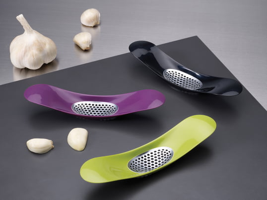 The Garlic Rocker garlic press from Joseph Joseph makes it easy to cook. Through pressure and a rocking motion, garlic cloves are cut in no time for further use.