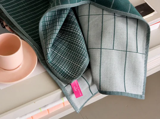 The Scholten & Baijings tea towels were created by the designers of the same name for the Danish company Hay. They convince with graphic patterns and daring colour combinations.