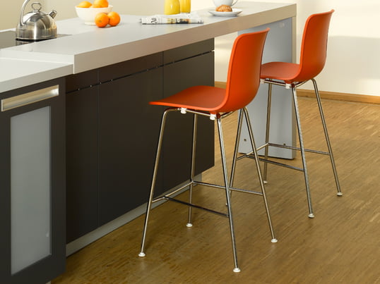 The bar stool is part of the Hal collection designed by Jasper Morrison for Vitra. The chairs in this collection have the shape of the seat shell in common. The stool is available in white and orange.