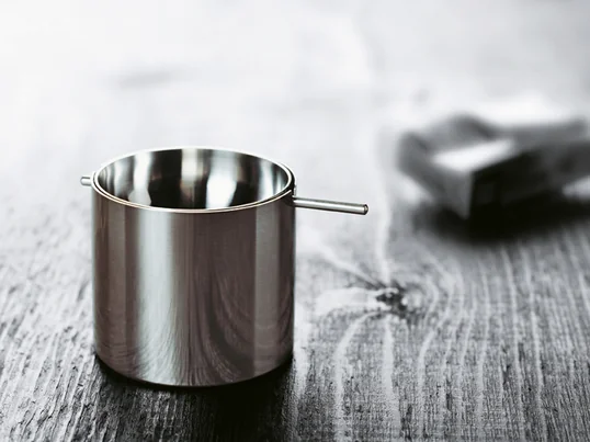 The elegant cylindrical shape of the ashtray is elegant and timeless and suits every occasion. By tilting the bowl cigarettes and ashes fall into the cylinder and are hidden odourlessly.