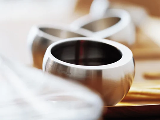 The vessel Balance by the manufacturer Carl Mertens insulates coolness and heat. Balance reacts to her insert. The less it is filled, the more it lows itself to the side.