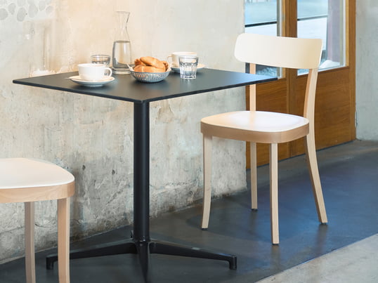 The black bistro table can be combined with many chairs due to its simple form and is also suitable for outdoor use in the version with the table top in solid core material.