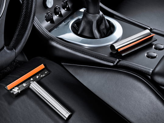 The foldable ice scrapper by Eva Solo is nearby storable everywhere with its size and therewith always ready to handle. It has a hard synthetic side and another rubber edge.