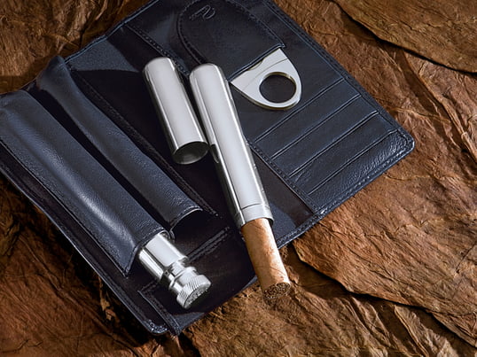 The Churchill cigar set manufactured by Philippi is a wonderful gift for a true connoisseur and cigar lovers. With the integrated Flask the enjoyment is preprogrammed.