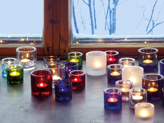 The Iittala Kivi tea light holder beautifully brings out candle light through its diverse colours and expressive shapes. The colours and shapes can be combined well with each other.