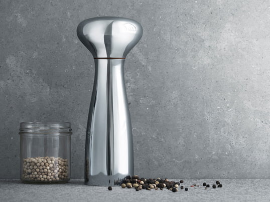 Alfredo salt and pepper mills by Georg Jensen are characterized by their dynamic, but at the same time simple look. Combined with functionality and suitability for everyday use, they are flexible.