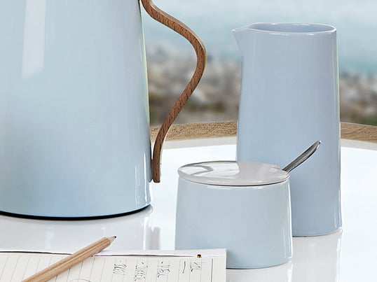 Complete the coffee and tea table with the sugar bowl and the thermos milk jug from Stelton's Emma series. Stelton manufactures the Emma series from porcelain and it is of course dishwasher-safe.