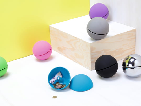 The spherical Moneybox Giro by Authentics is a minimalist desk element, which wont’t reveal its function to anyone else. Additionally it is a modern eye-catcher.