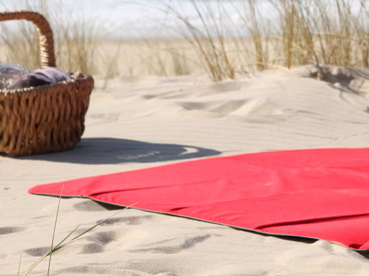 Find practical and comfortable picnic blankets, beach mats and deckchair padding from well-known manufacturers such as Fatboy or Menu in the Connox online shop.